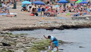 Caldo e nuvole a Bari, bar e vie dello shopping affollate: ma i bagnanti non rinunciano al mare