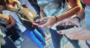 Prof.ssa accoltellata a Bergamo, la proposta di Valditara: &laquo;Prossimo passo vietare i social ai minori di 15 anni&raquo;. Siete d'accordo?