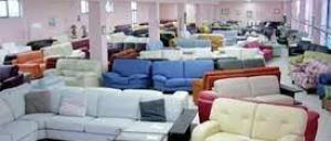 Matera, crisi post covid: seduti sul salotto sfondato