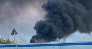 Padelle di polistirolo in fiamme tra Polignano e la SS16: nuvola nera visibile a chilometri VIDEO