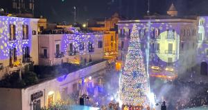 Ecco l'accensione dell’albero in piazza Ferrarese: luci e colori a Bari VIDEO