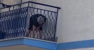 Sul balcone di casa &laquo;allestisce&raquo; lo scoglio per arricciare il polpo: il video virale nel nome del barese Doc