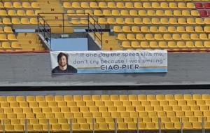 Il Lecce calcio saluta Pierfrancesco, morto in un incidente in moto: fiori e striscione prima della partita