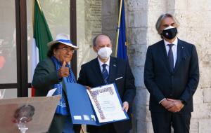 Barletta, Al Bano canta l'inno d'Italia alla consegna delle onorificenze per la festa della Repubblica