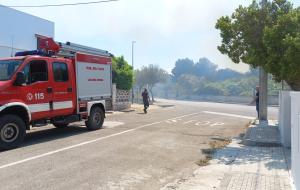 Lecce, un vasto incendio sta divorando la pineta di San Foca