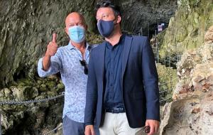 Claudio Bisio a spasso per la Grotta della Zinzulusa a Castro