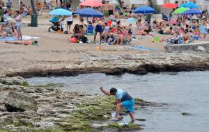 Caldo e nuvole a Bari, bar e vie dello shopping affollate: ma i bagnanti non rinunciano al mare