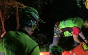 Incidenti montagna: con caviglia rotta si trascina per ore