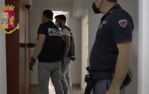 Potenza, coltiva la droga nel laboratorio per tatuaggi: arrestato