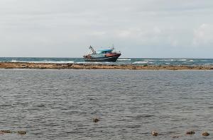 Peschereccio incagliato in Salento, escluso rischio inquinamento
