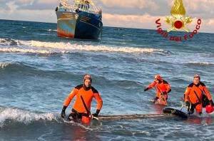 Lecce, terminata l'ispezione del natante adagiato sul fondale di Torre Veneri