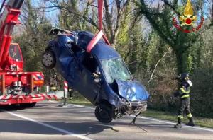 Incidente ad Armento: si ribalta un'auto, due feriti