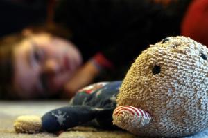 Lecce, bimba di 9 anni denuncia: «Mamma mi picchiava e mi tappava la bocca con l’asciugamano». Scatta l’inchiesta