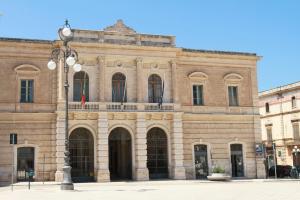 Trovato un proiettile davanti al Comune di Fasano dove Tescaroli presenta il suo libro