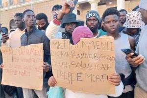 Bari, la denuncia dei migranti: «Anche con la protezione internazionale viviamo per strada»