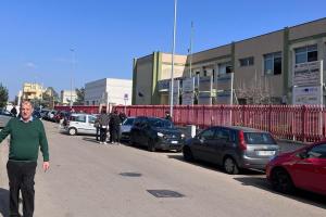 Maglie, spinge l’auto in discesa ma ha un malore: il mezzo impatta contro il cancello di una scuola