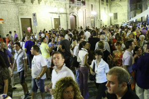 Barletta, torna la movida molesta, I residenti: «Tutto troppo: rumore, rifiuti e caos»