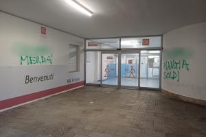 Brindisi, «m***a e mangia soldi»: scritte offensive contro due medici. Asl denuncia: «fatto grave»