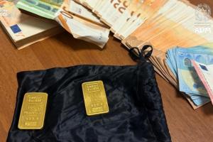 Bari, in aeroporto con 14mila euro in contanti e due lingotti d’oro non dichiarati: fermato passeggero polacco