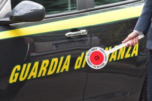 Armi, fiumi di droga e tentato omicidio al rione Salinella di Taranto: 5 arresti e perquisizioni a raffica, spaccio gestito sui social. TUTTI I NOMI