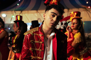 Il salentino Welo firma «Emigrato (Italiano)», jingle ufficiale di Sanremo 2026: virale l’esibizione a Lecce davanti a Santa Croce