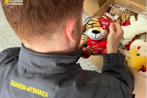 Regali per San Valentino non a norma: sequestrati 200mila gadget a Bari e in provincia