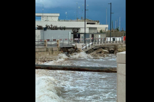 Bari, nella notte cede una parte del lungomare di Torre a Mare