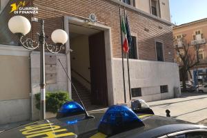 Foggia, scoperto in strada con 21 chili di sigarette di contrabbando: denunciato