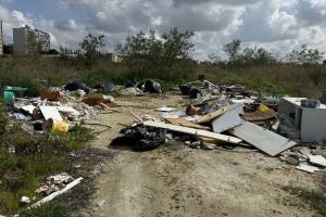 Taranto, una discarica in via Maestri del Lavoro. La rabbia dei residenti: «Ora basta»