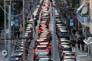 Traffico in tilt a Madonnella dopo il Trofeo Città di Bari: lunghe code, ponte Garibaldi bloccato e residenti esasperati