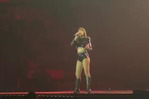 Annalisa accende Bari con uno show «di fuoco»: sogni, simboli e metamorfosi trascinano il PalaFlorio in un viaggio di energia