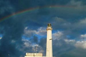 L’arcobaleno sul faro di Bari: lo scatto è virale