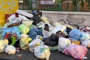 Rifiuti, a Taranto stop al ritiro dalle strade per «gonfiare» la differenziata