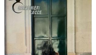 Lecce, a Sogliano Cavour a fuoco ingresso laterale chiesa madre San Lorenzo Martire