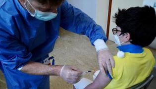 Puglia, partite vaccinazioni per pazienti fragili tra i 12 e i 16 anni