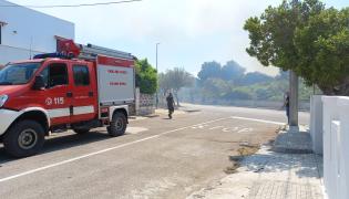 Lecce, un vasto incendio sta divorando la pineta di San Foca