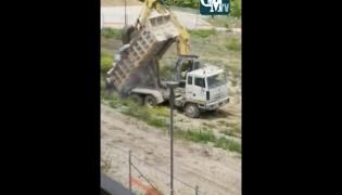 Potenza, camion sversa rifiuti in cantiere edile: i residenti della zona lo scoprono e lo filmano