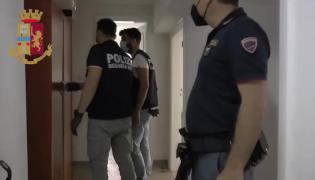 Potenza, coltiva la droga nel laboratorio per tatuaggi: arrestato