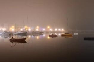 Bari, la nebbia rende magica l'atmosfera natalizia