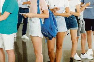 Scuola, nuove regole sul dress code: no a shorts, canottiere e unghie lunghe. Siete d'accordo?