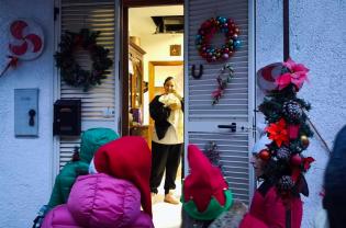 Celle San Vito, nel comune pi&ugrave; piccolo di Puglia la sindaca consegna doni ad anziani e bambini