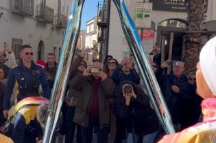 La fiamma olimpica attraversa Melfi in viaggio verso Milano-Cortina 2026