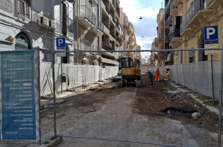 Bari, via Manzoni in ginocchio: i lavori vanno a rilento e i disagi si amplificano FOTO