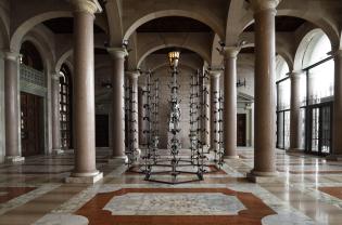 Bari, il lavoro invisibile delle braccianti agricole in monumento di ceramica e ferro