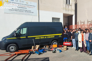 Castellaneta, la GdF devolve attrezzi professionali confiscati all'istituto &laquo;Quinto Orazio Flacco&raquo; FOTO