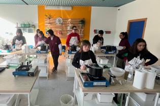 Otto fornelli per l&rsquo;autonomia: a Bari la cucina diventa scuola di indipendenza