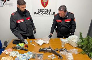 Veglie, nascondevano cocaina, pistole e fucili a canne mozze: arrestati un uomo e una donna