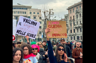 &laquo;Non vogliamo mimose ma pane, pace e rose&raquo; sfilano nelle strade del centro le realt&agrave; transfemministe baresi