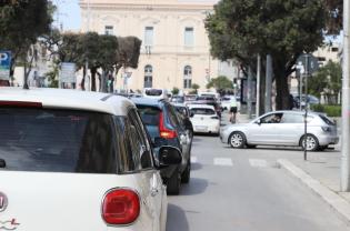 Bari presa d'assalto dai turisti: lunghe file al Teatro Margherita tra il traffico cittadino