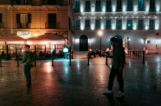 &laquo;Ombre su via Sparano&raquo;, il viaggio fotografico tra Bari e l'anima